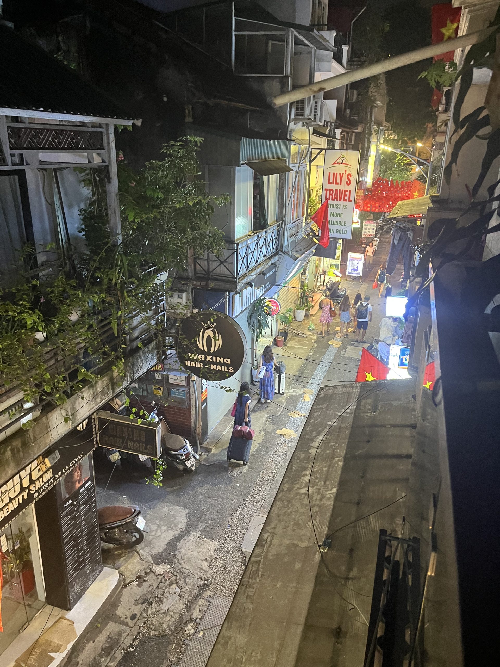 Hanoi restaurant alley at night